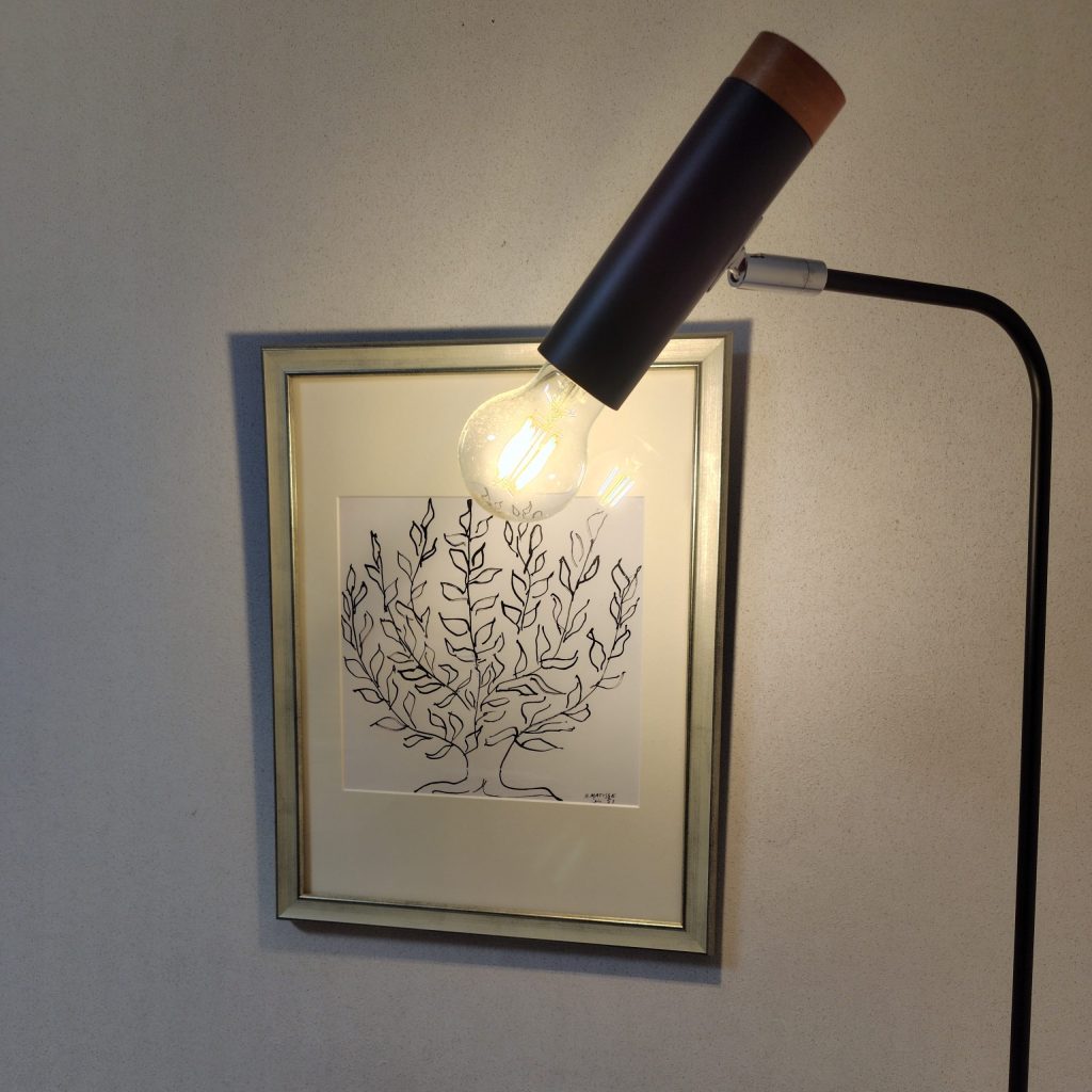 フロアライトと絵